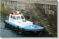 Saint-Malo (2010-08-02) Pilotine Emeraude attendant l'embarquement d'un pilote